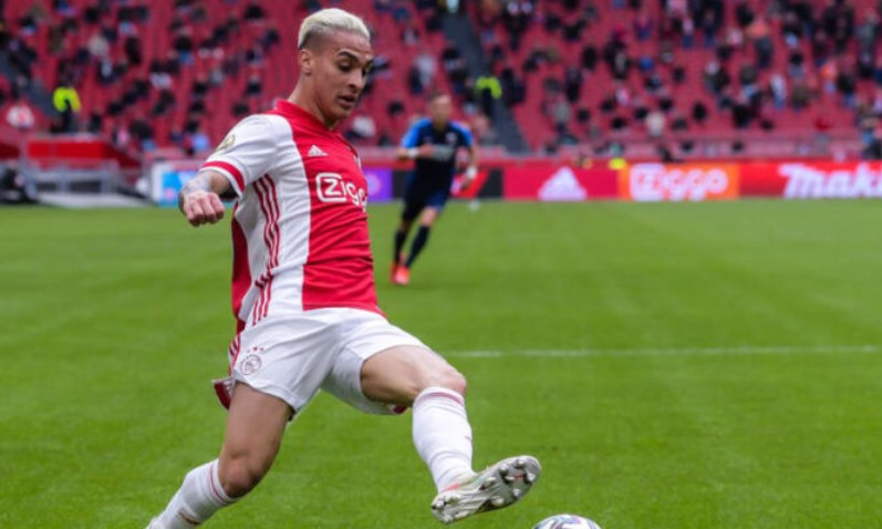 Manchester United tekent actief, weigert bodem te bereiken